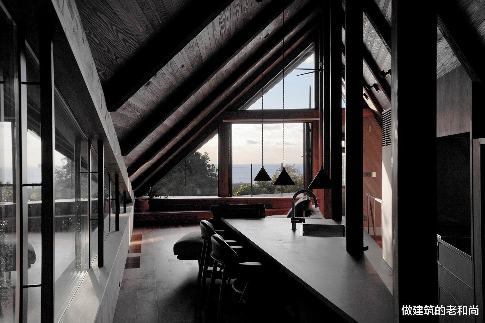 坐落在悬崖边的住宅:透过树林,欣赏远处的海景