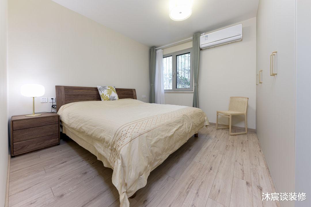 |她家不做吊顶也不做背景，不断给空间“减负”，真是越简单越好看