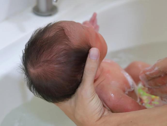 欣妈育儿经|新生儿几天给洗一次头，几天洗一次澡？过来人：勤洗头，少洗澡！
