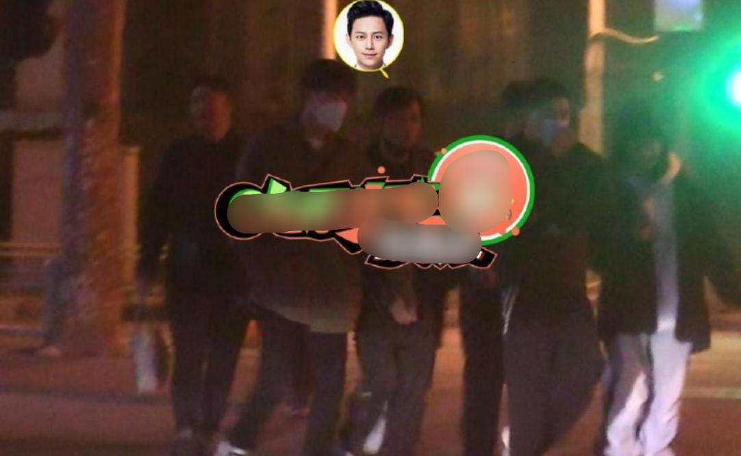 何炅|何炅深夜与男子十指紧扣出行，上演摸脸杀十分宠溺，同回酒店毫不避讳
