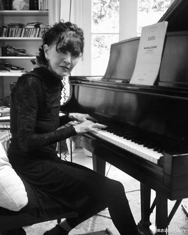 体态训练师curry|98岁活成18岁少女模样，这个女人让全世界惊艳、折服！