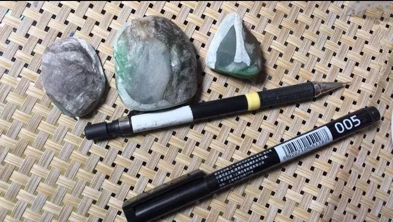 翡翠|小伙地摊300随手买的翡翠原石，带给你一场不一样的视觉震撼！