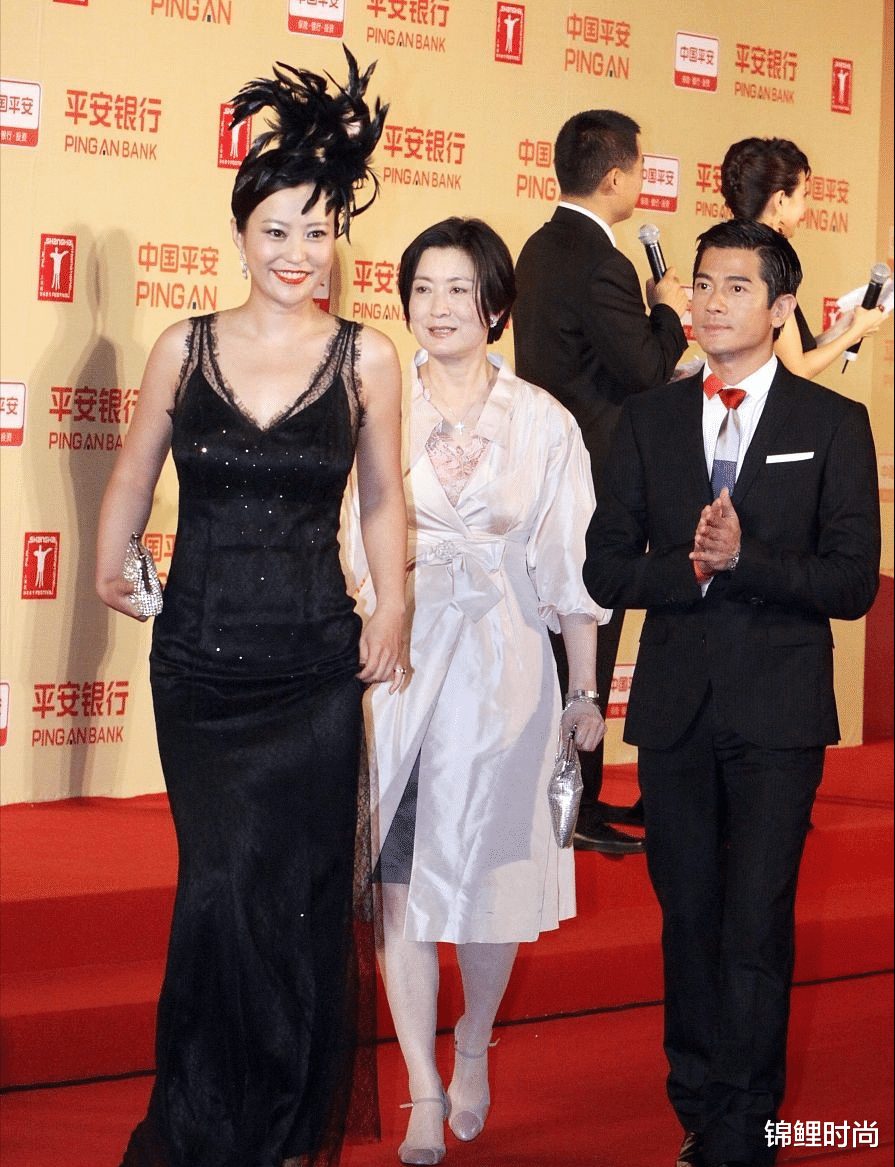 穿衣搭配|郝蕾真会博眼球,虽然穿蕾丝裙挺保守的,但头顶羽毛让人移不开眼