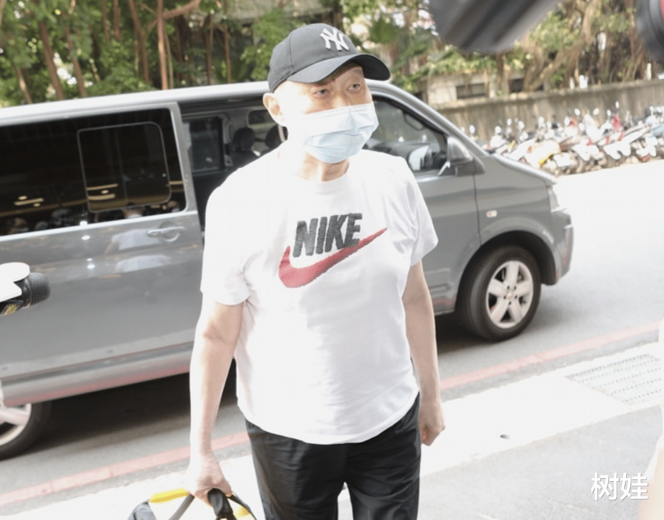 台湾|孙芸芸72岁父亲服刑中离世，一生风流三度结婚，40岁娇妻陪伴至终