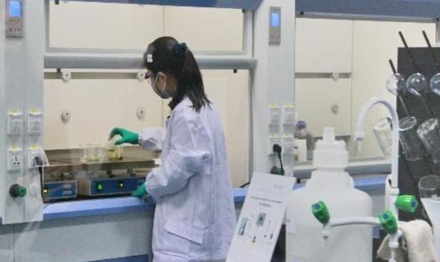 依科育儿吧|广东一大学生做实验，将化学试剂倒在2女生头上，镜片随即融化