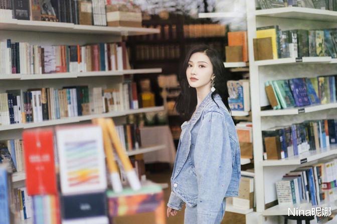 Nina昵娜 景甜央视上班生图曝光，穿白衬衫配牛仔裤打扮朴素，夹腿坐姿好拘谨