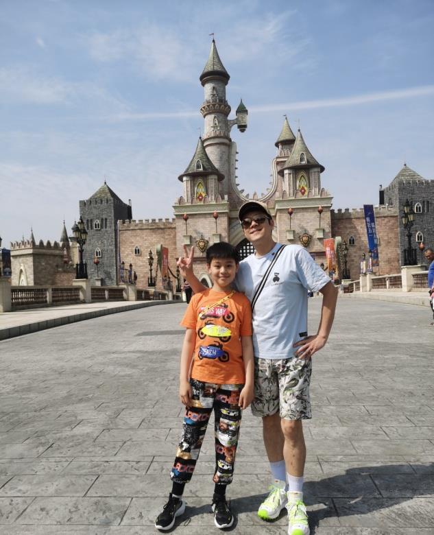 蔡国庆|太优秀！蔡国庆儿子机器人比赛获得冠军，年仅10岁颜值高还有才华