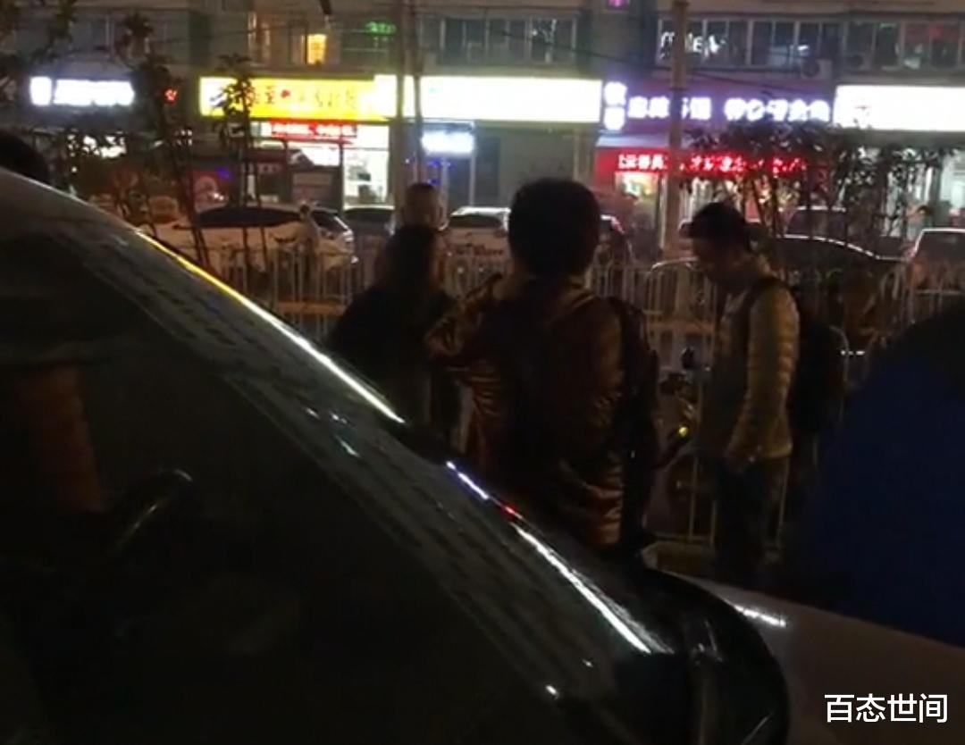 已婚男子在网上诚征20岁女友,孕妻在街头痛诉:保证书写了几十份