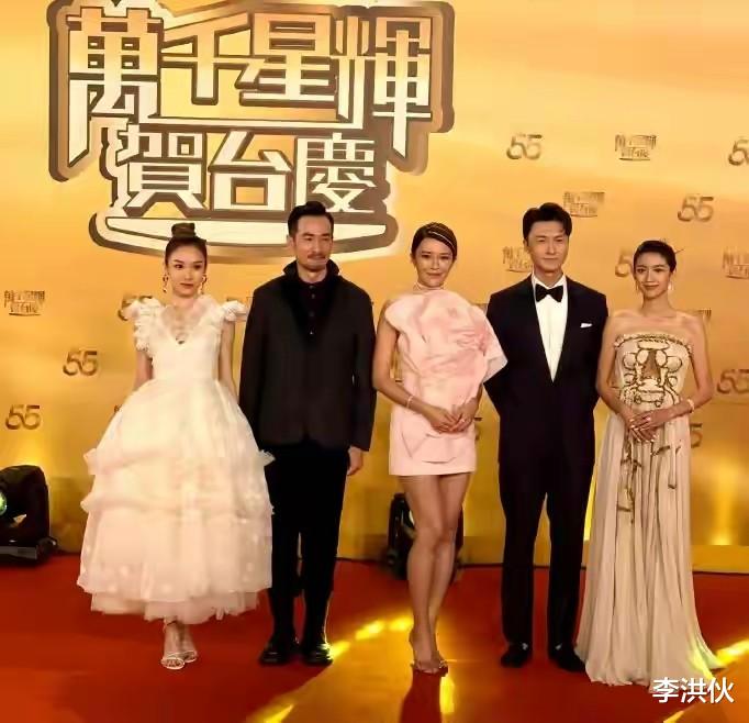 TVB|TVB搞事情：王浩信与绯闻对象蔡思贝挽手走红毯，老婆陈自瑶落单