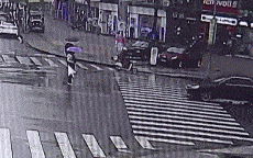 丝袜 “妹子这是什么打扮,牛仔短裤里再套双丝袜,这是怕冷还是怕热?”哈哈哈哈