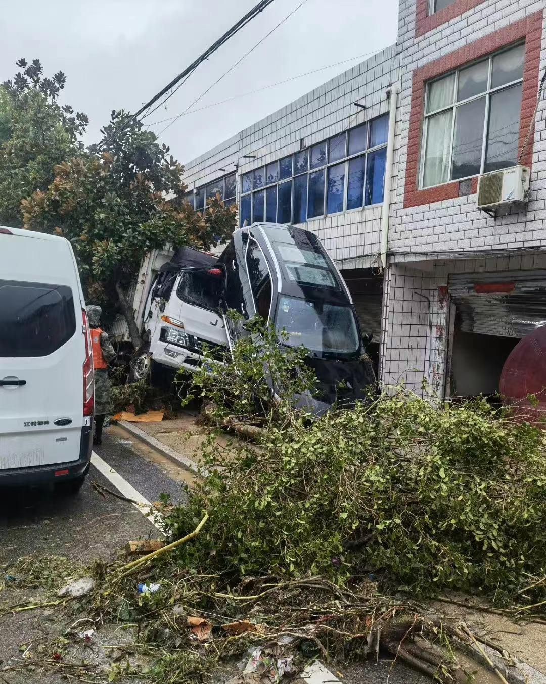 健身养生谈|紧急！湖北遭特大暴雨！房屋被淹，老人小孩困在家中……