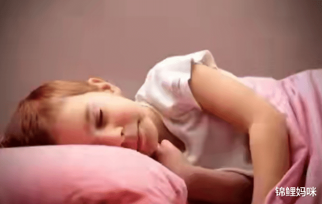 锦鲤妈咪|夜晚叫醒孩子去厕所可以吗?娃爱尿床怎么办?这些知识家长要清楚