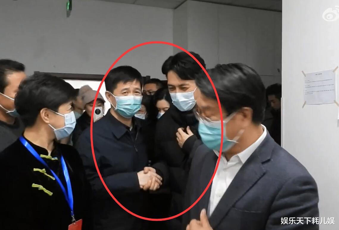 靳东|靳东平安夜回文工团看演出，身体抱恙但心情好，见谁都能聊还很爱张罗超搞笑