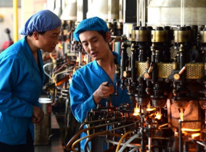 老猫聊职场 老电工被开除，临走前每台机器摸一遍，半月后接到老板电话