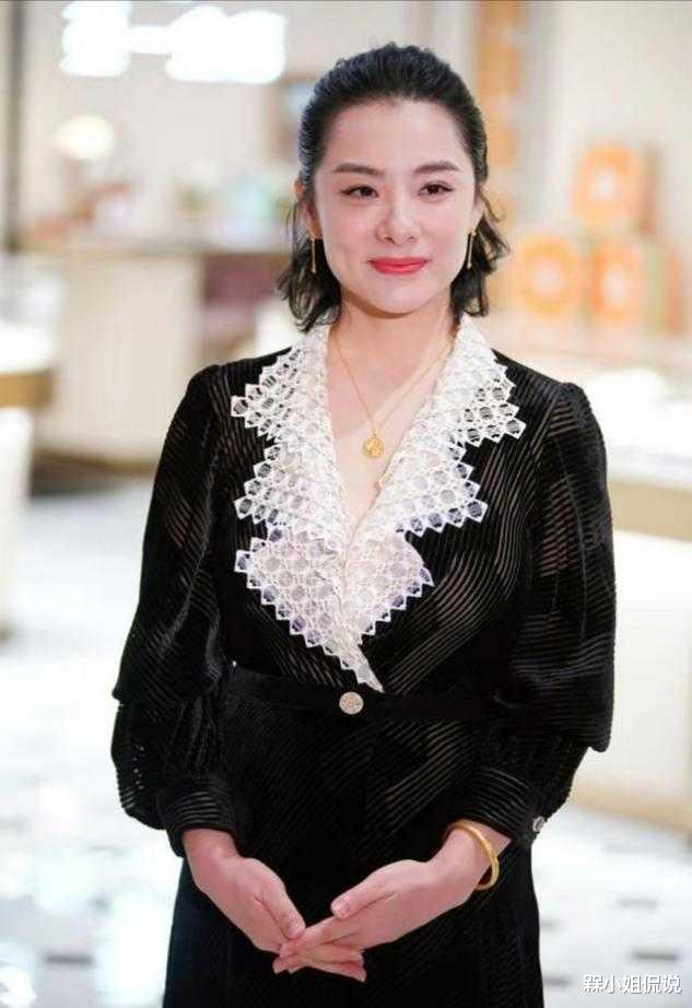 槑小姐侃说|体操冠军刘璇为显高真拼，穿12厘米高跟紧牵助理，肌肉腿太真实了