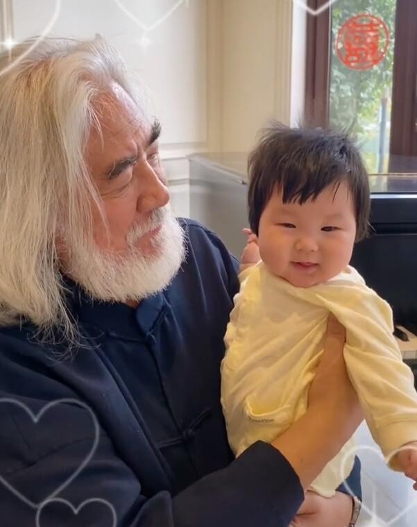 张纪中|70岁张纪中老来得子，和1岁女儿甜蜜互动，女儿五官似妈翻版