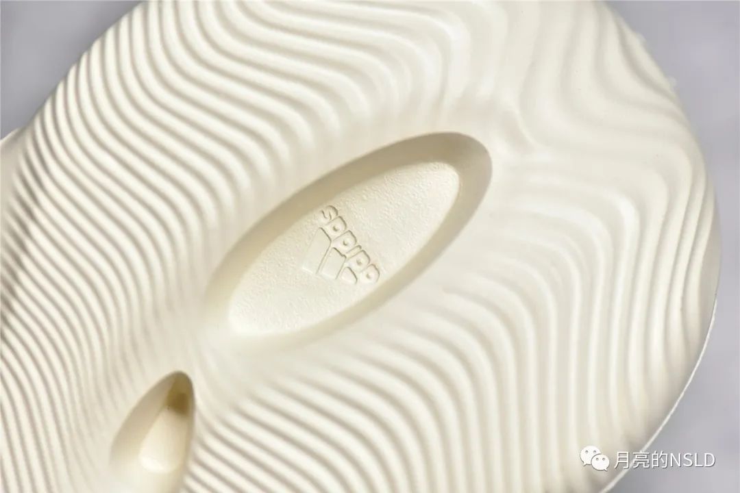 难舍离断|侃爷说yeezy洞洞鞋将改变认知和审美 祖国80年代的凉鞋不就这样？细节实拍揭秘告诉你制作真不难