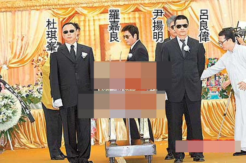 吴孟达|吴孟达昔日未能替师父扶灵，如今师母穿素衣送他最后一程