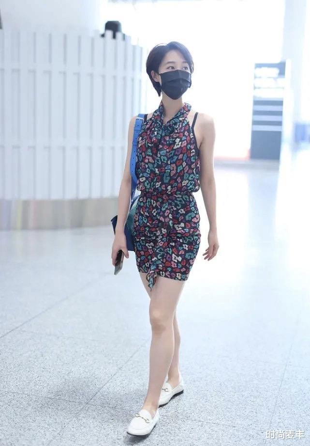时尚麦丰|谁说深色印花裙显老？蓝盈莹一袭碎花裙加身，清爽又时尚