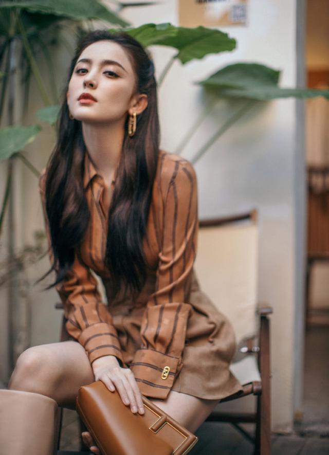 旗袍公馆|又被娜扎惊艳到了,衬衫短齐胸,短裤提到胃,效果显高又显腿长
