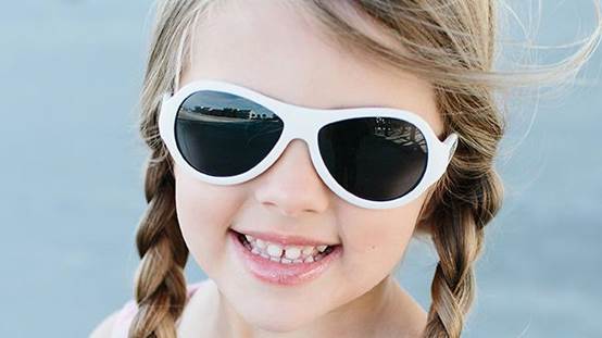 育儿馨说|夏季光线强烈，宝宝应该如何佩戴太阳镜？