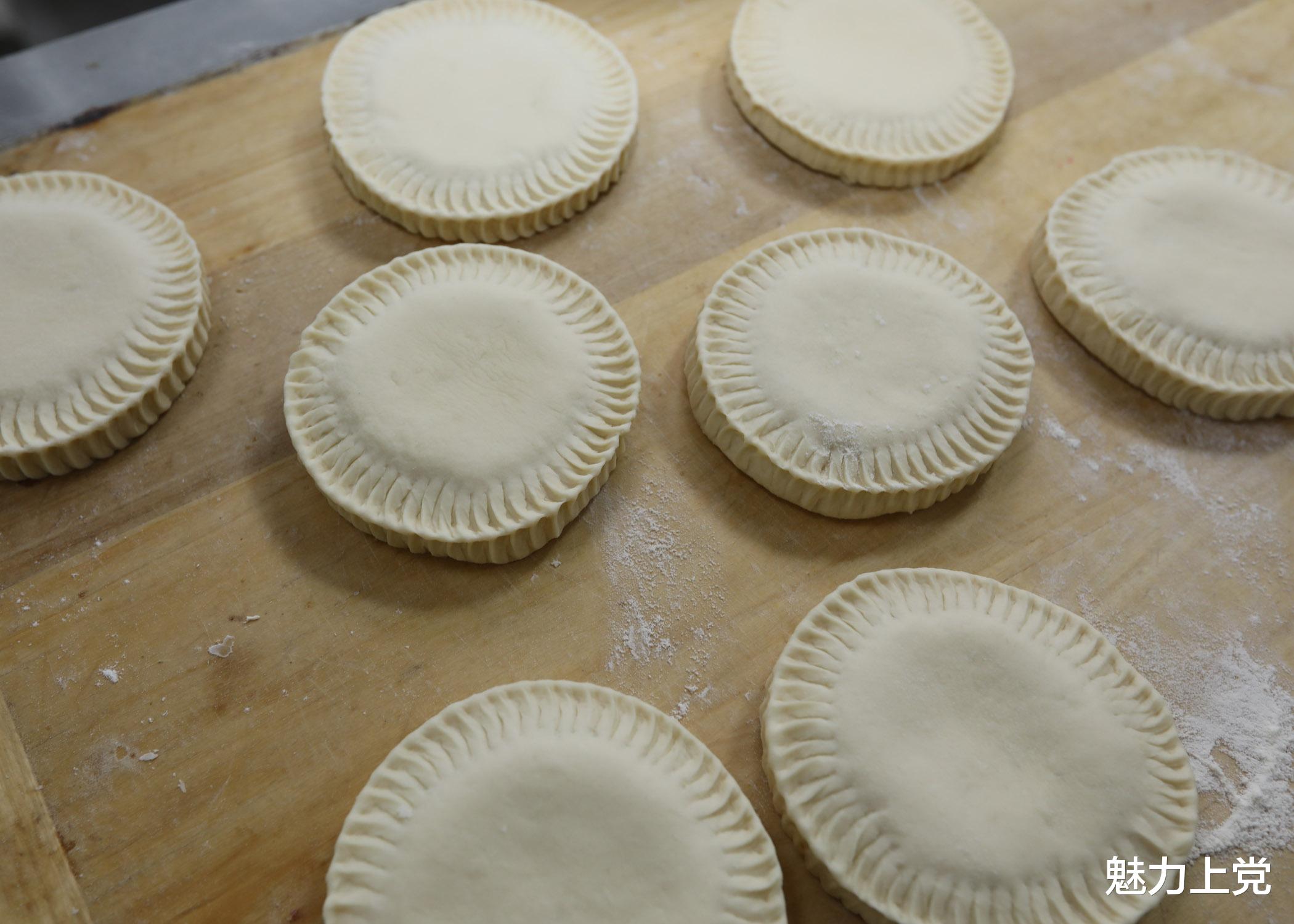 科学家 传统纯手工“玉兔望月”月饼上市了