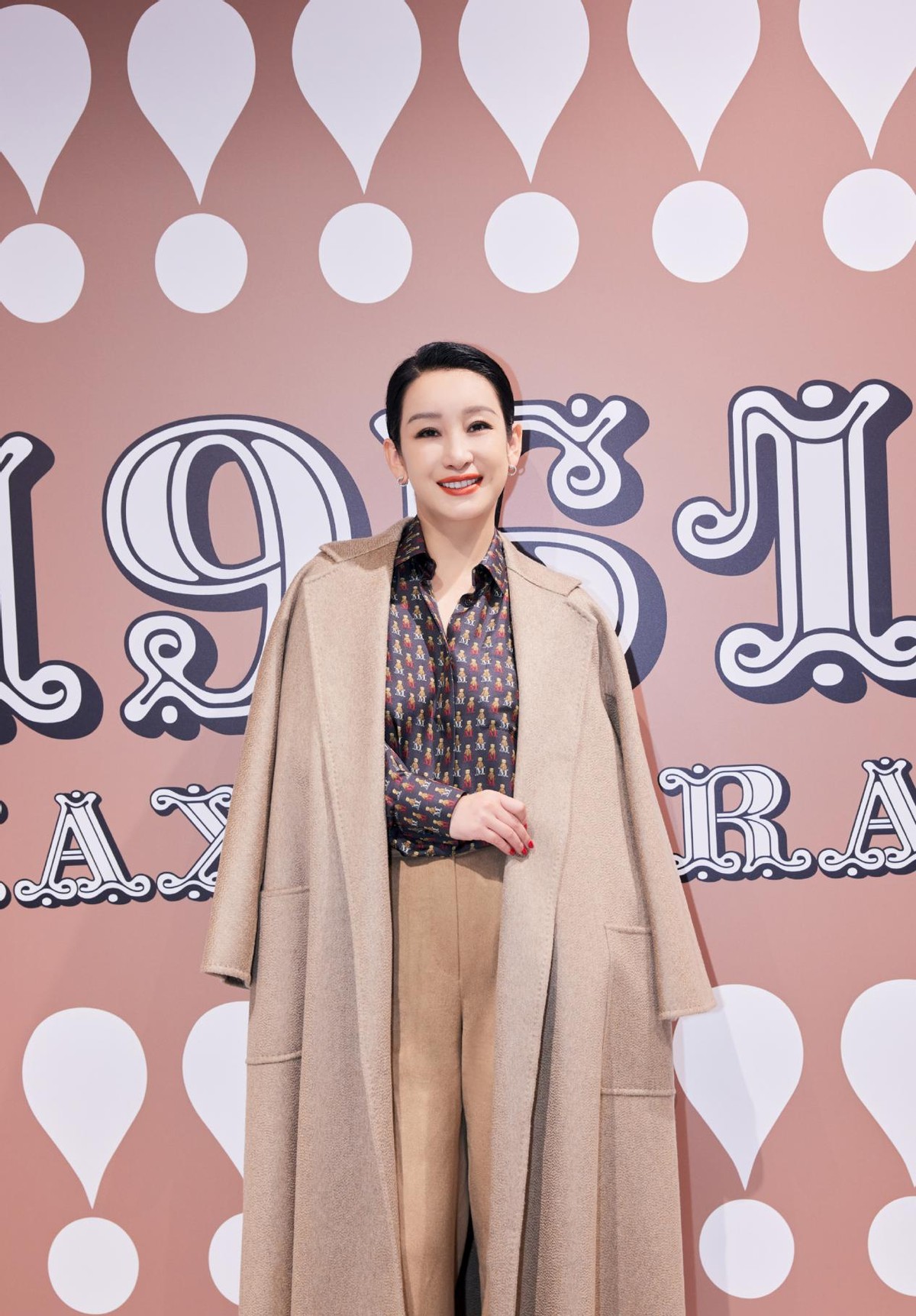 秦海璐|43岁秦海璐穿搭好显气质，卡其色大衣温柔优雅，红唇黑发太有气场