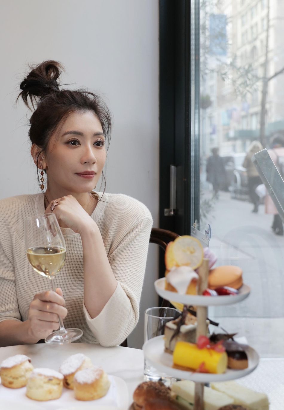 事实上,贾静雯从不避讳在外界提到自己的年龄,甚至在众多女艺人对"演