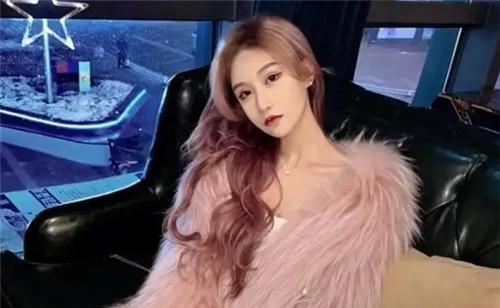 |19万粉丝女网红与榜一大哥幽会，被男友逮个正着，场面一度失控