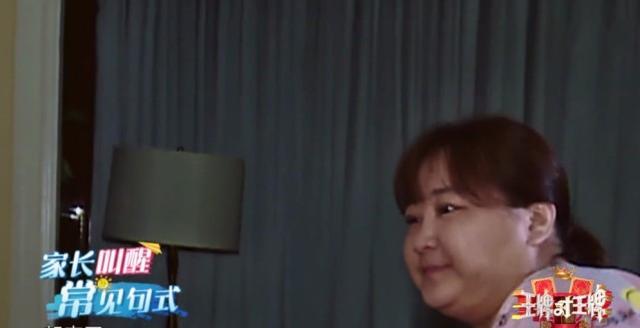 贾玲|贾玲闯入房间,华晨宇来不及收拾,床头“物品”让导演不敢拉近景