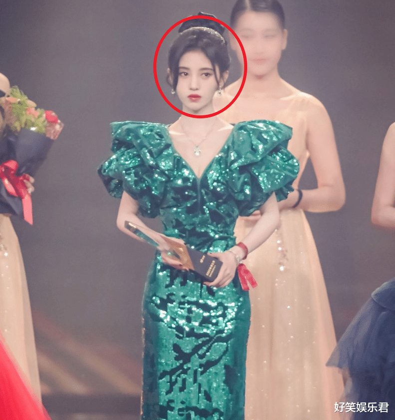 王一博|鞠婧祎为证身高晒跳舞视频,身后的鞋柜却出卖了她,瞬间被打脸!