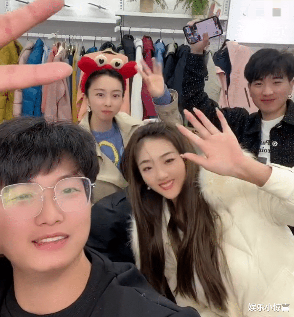 奇奇|田静晒奇奇给许妈捶背照,姚爸在旁边开心地笑,网友:血缘真奇妙