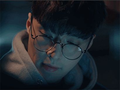 白敬亭|5位“眼镜杀”男星，白敬亭尽显书生气质，易烊千玺撩到你了吗？