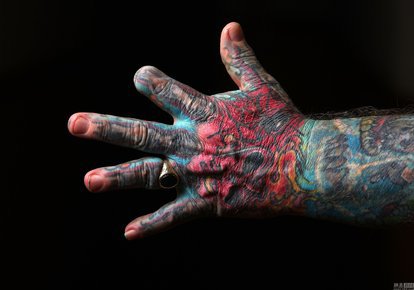 舜网 大爷酷爱纹身,身上每一处都纹满了,甚至纹了眼睛,纹身有什么讲究和忌讳?