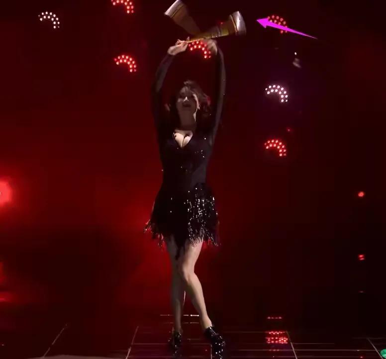 左小青|42岁左小青难逃中年肥胖！穿黑蕾丝热舞，这身肉单挑对的地方长呀，羡慕了