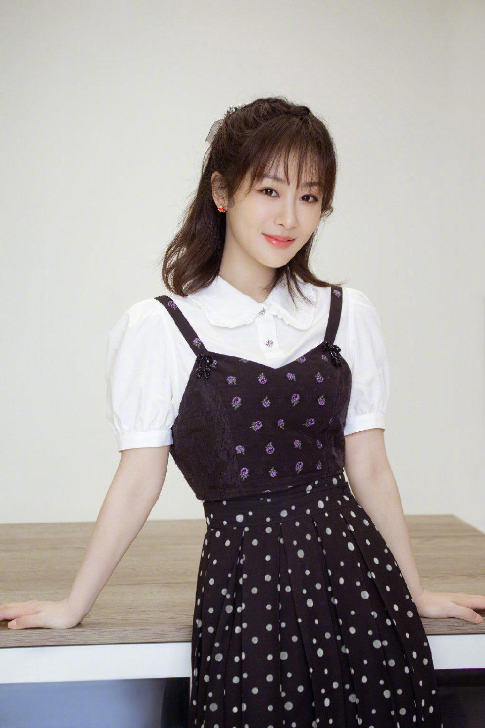 何有强|毛阿敏真是“阿姨圈顶流”,白上衣配紧身裤干净利落,简约大气