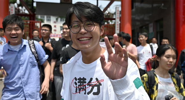 大学|2021年高考，出现了4位“神人”，两位被人崇拜两位被人质疑