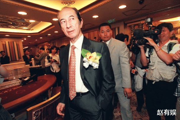 唐一菲|“赌王”何鸿燊，娶4位妻子，花14亿打11年续命针，人生太过传奇