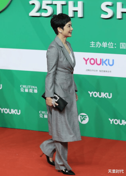 天果时代|蒋雯丽真会穿，巧用西装掩身材，与小9岁的田海蓉同框像同龄