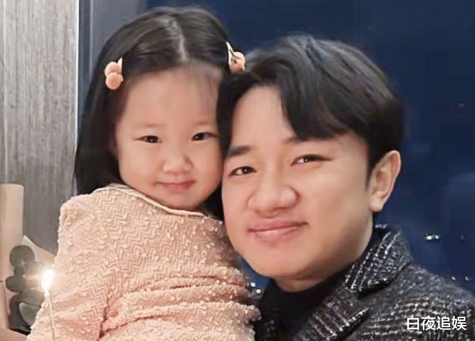 王祖蓝|王祖蓝为李亚男庆生，两个女儿颜值成焦点，长得像谁太明显了