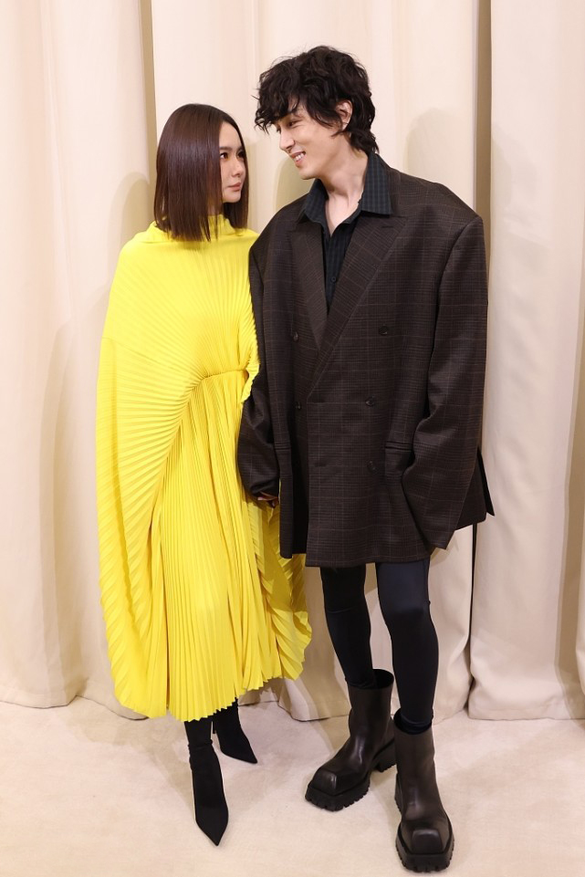 王一博|戚薇夫妇穿黄黑配色造型合体，李承铉造型太夸张自己都忍不住想笑