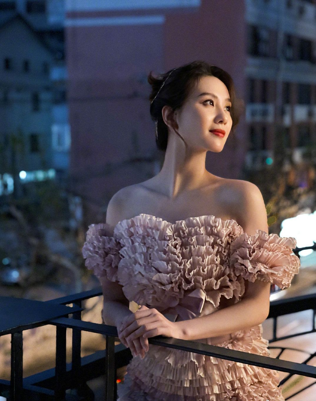 刘诗诗|刘诗诗天鹅颈有多绝？一字肩礼服尽显锁骨线条，优雅气质扑面而来