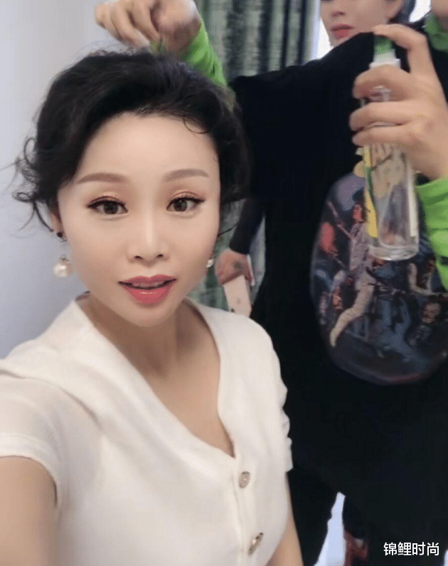 穿衣搭配|41岁草帽姐升级当奶奶,穿T恤配短发看着挺精神,不打扮也没土味