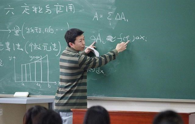 孙俪|“教师和公务员”都是铁饭碗，差距却不是一点点，哪个待遇更好？