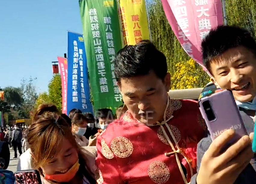 朱之文|大衣哥：不敢坐车回家，有时候翻墙头，有时候蹲在三轮车里躲着