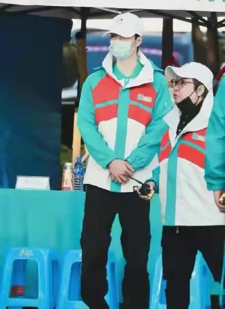 韩红|韩红救灾带摄像团队引争议，路人上前拍照被怼，做好事为何被骂？