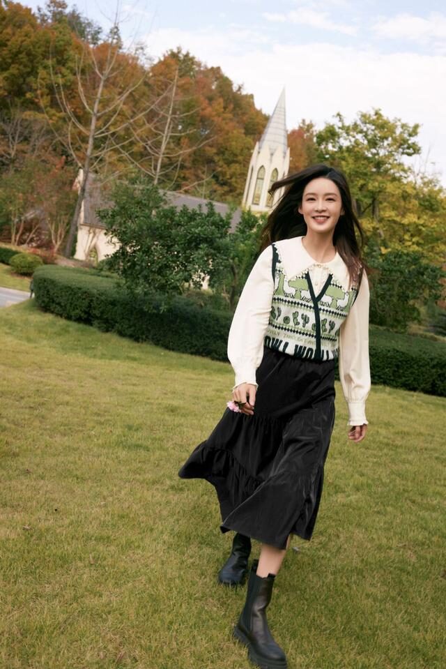 李沁|李沁是什么仙女?针织背心叠穿打扮似邻家女,虽简单却气质清纯