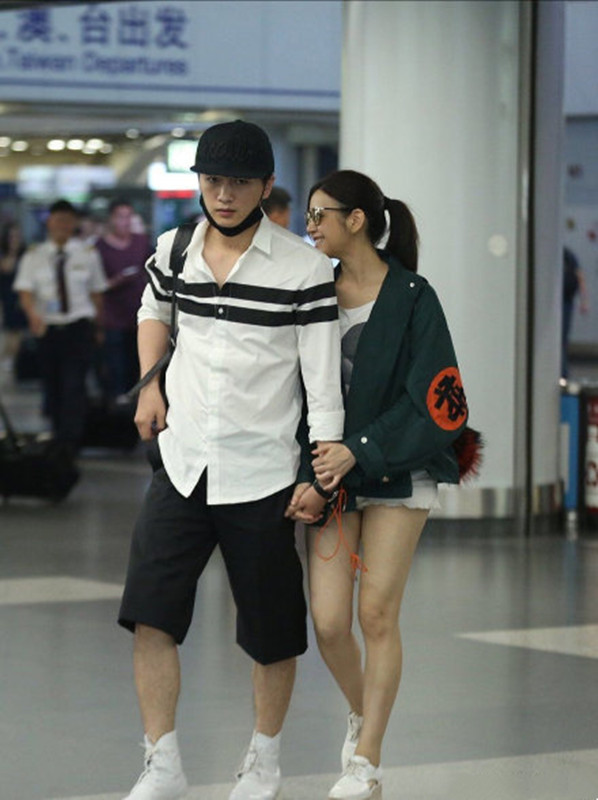 陈妍希|陈妍希真敢穿，和陈晓出门还大胆玩“下衣失踪”，但长腿真长脸了