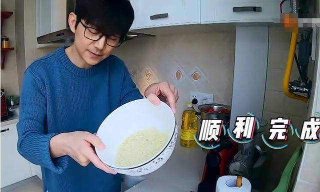 |看看主持人何炅的家,厨房里堆着一排泡面,日子过得太节省了吧