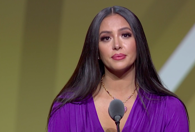 科比·布莱恩特|热搜第一!瓦妮莎强忍泪水跟科比心灵对话,湖人官方第一时间致敬